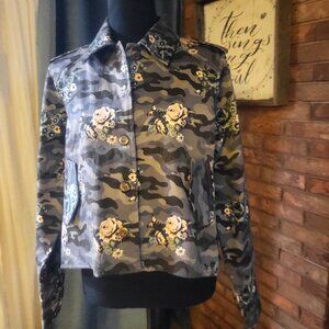 NWOT Montana Co Floral/Camo in Greens/Cream Cropped Front Jacket - Size L
